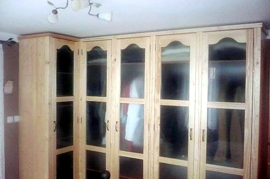 Bílá vestavěná stěna s prosklenými vitrínami